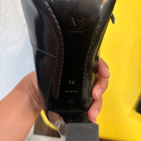 Louis Vuitton - Picture 7 of 8